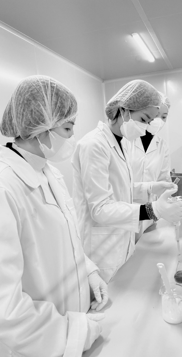 Dược sĩ R&D Butter-C pha mẫu thử trong phòng thí nghiệm