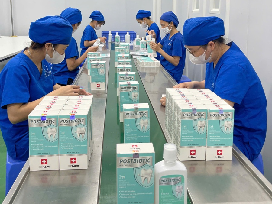 Công nhân Butter-C đóng hộp thành phẩm trên dây chuyền