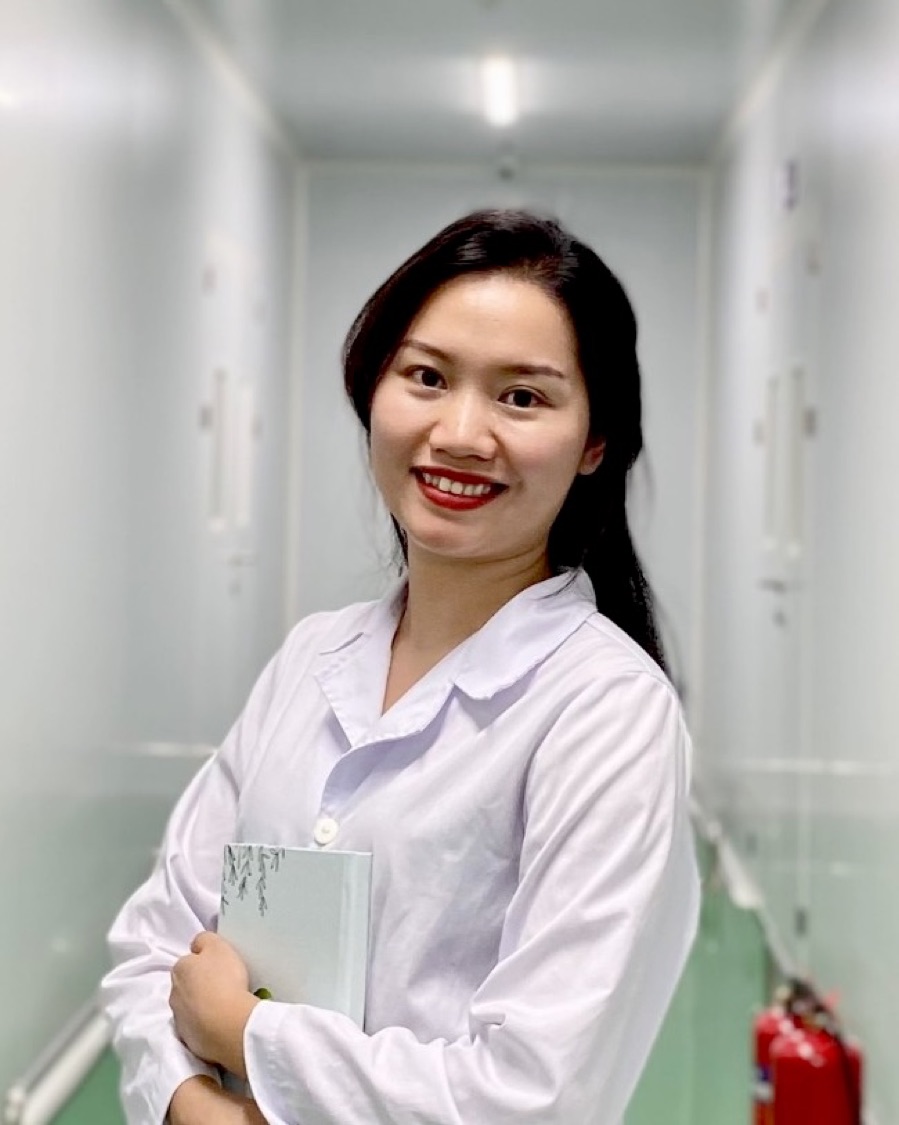 Dược sĩ Butter-C trong hành lang khu sản xuất