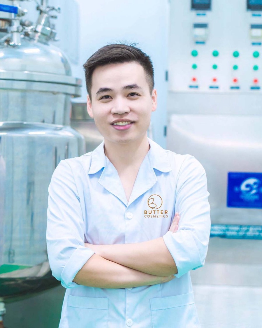 Dược sĩ Butter-C bên bồn pha chế trong khu sản xuất