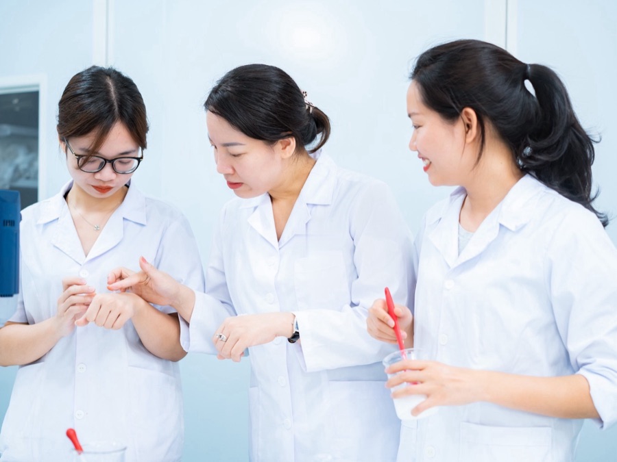 Ba dược sĩ Butter-C thử kết cấu công thức trong phòng nghiên cứu