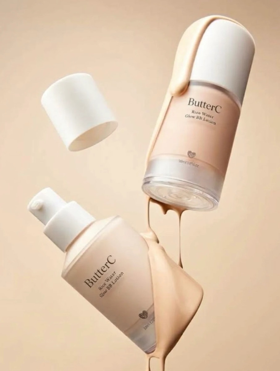ButterC Rice Water Glow BB Lotion, hai chai kem lót dưỡng da màu be với dòng kem chảy qua thân chai