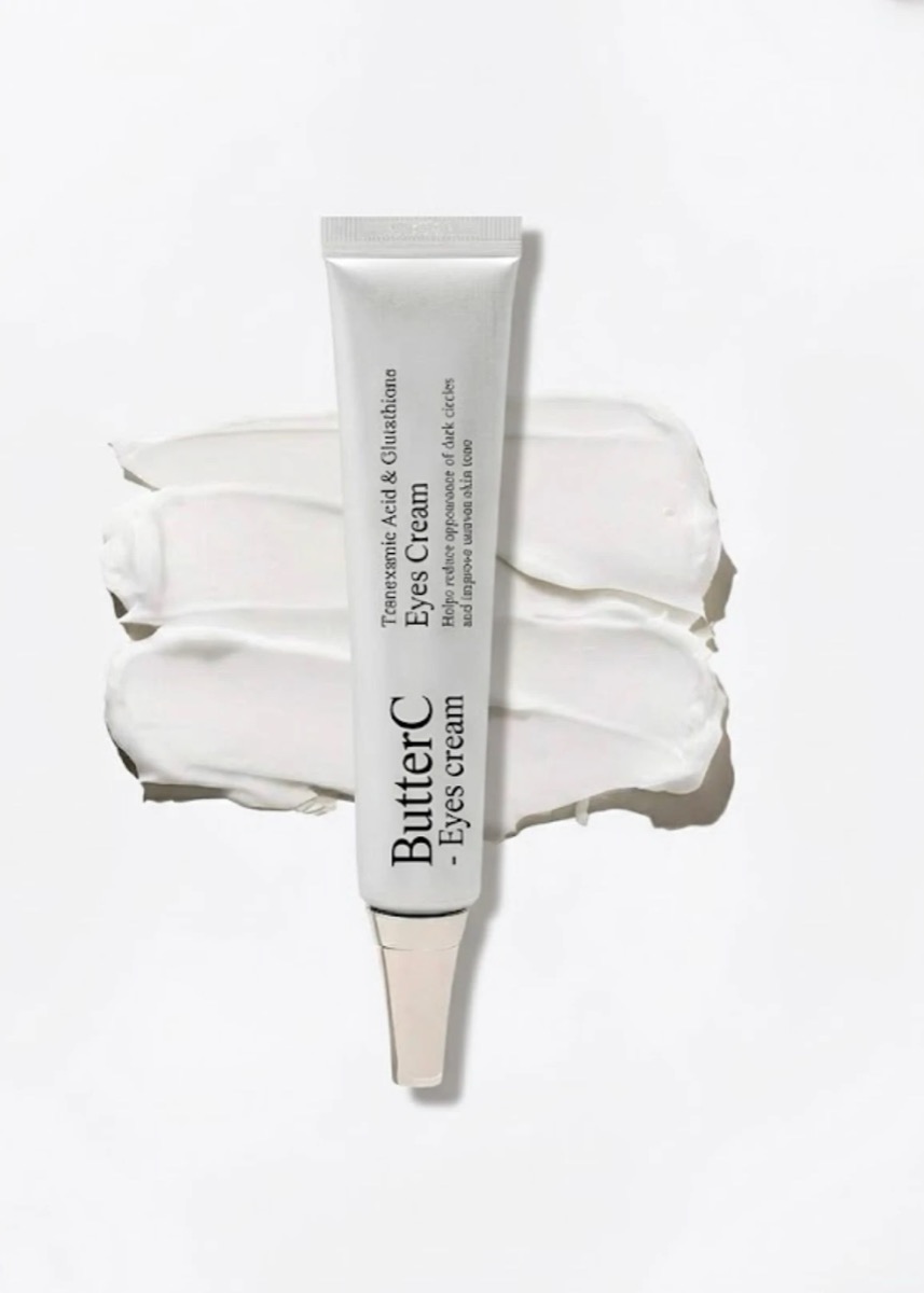 ButterC Eyes Cream, tuýp kem mắt vòi nhọn đặt trên vệt kem trắng