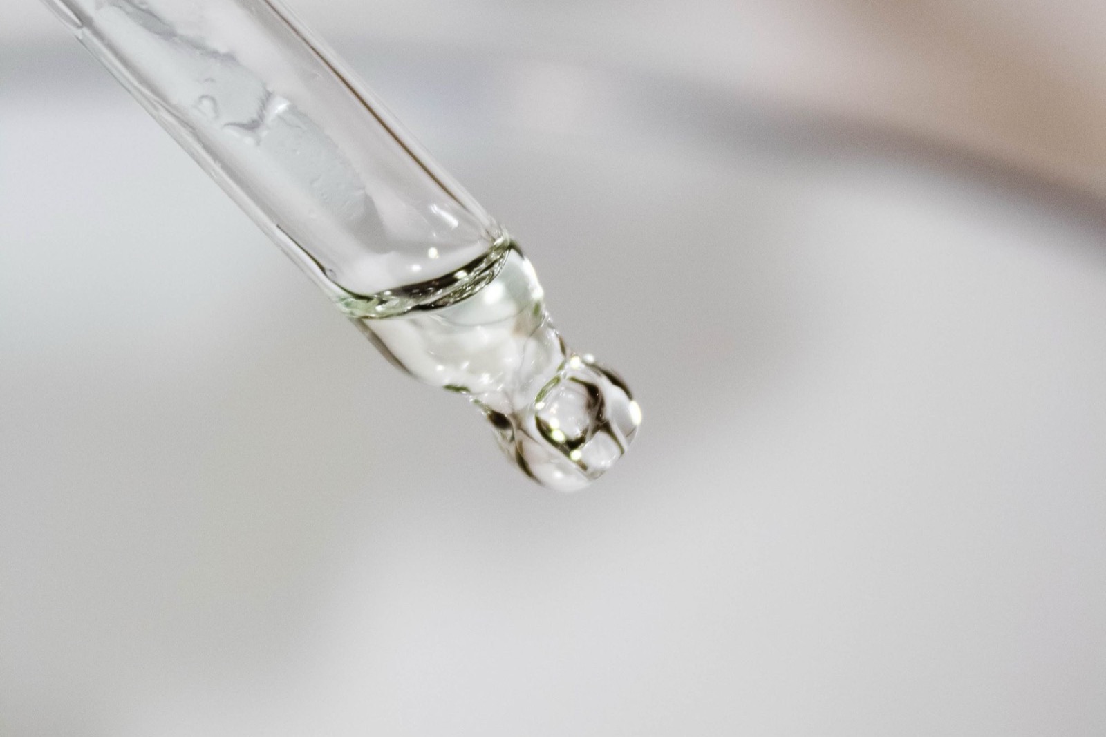 C12-15 alkyl benzoat trong mỹ phẩm: dung môi màng lọc UV, an toàn