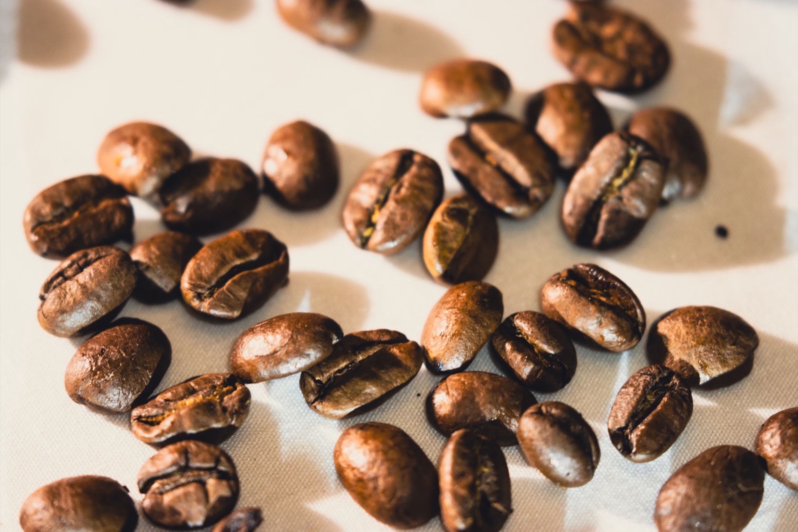Caffeine trong mỹ phẩm: vùng mắt, da sần, da đầu và bằng chứng