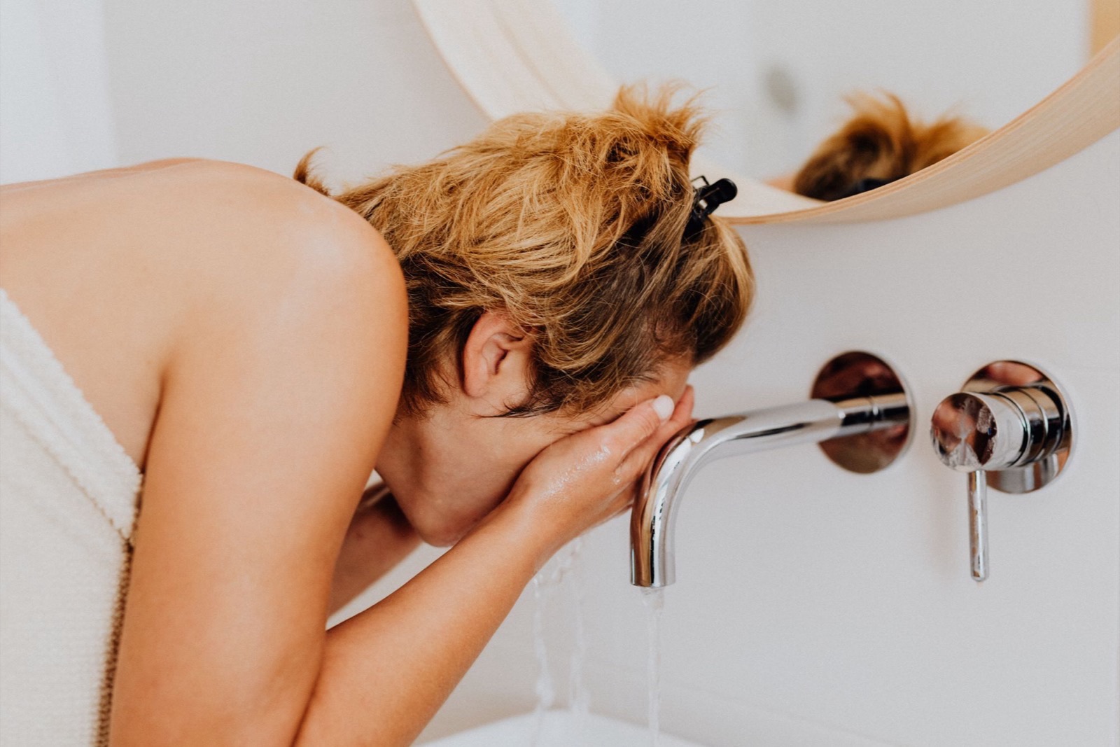 Chăm sóc da dễ nổi mụn: cơ chế, thói quen và khi nào cần khám