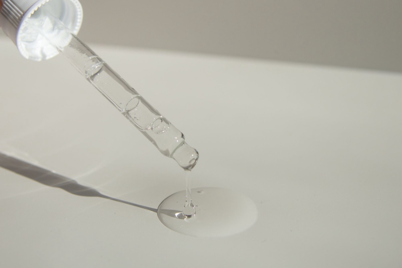 Cyclopentasiloxane (D5, silicone bay hơi): an toàn và hạn chế EU