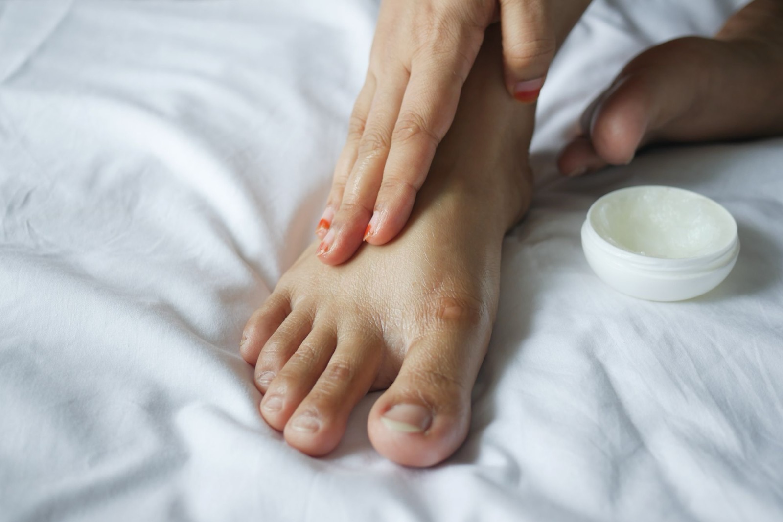 Gót chân khô nứt: nguyên nhân, chăm sóc và khi nào cần khám