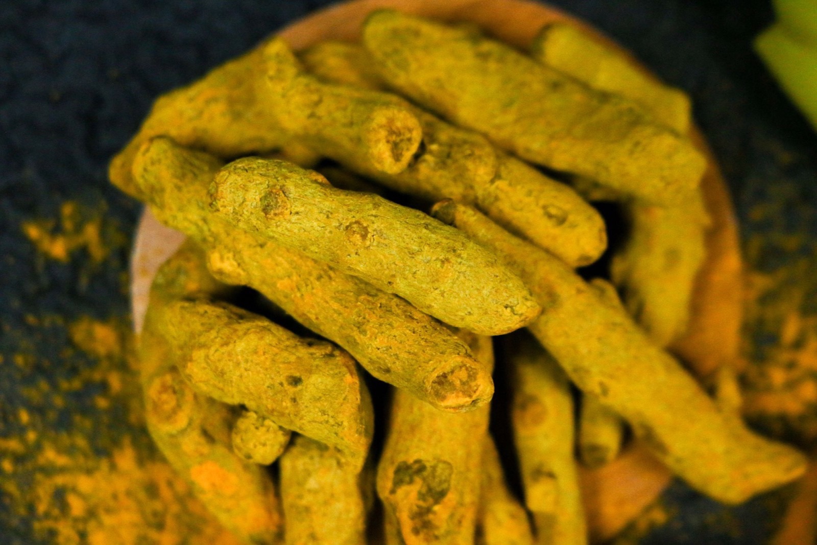 Nghệ (Curcuma longa) trong mỹ phẩm: bằng chứng, an toàn, bào chế