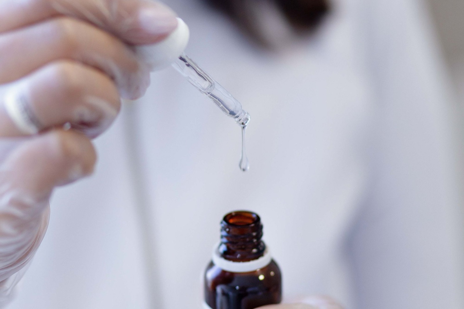 Phenoxyethanol trong mỹ phẩm: chất bảo quản, mức 1% và an toàn
