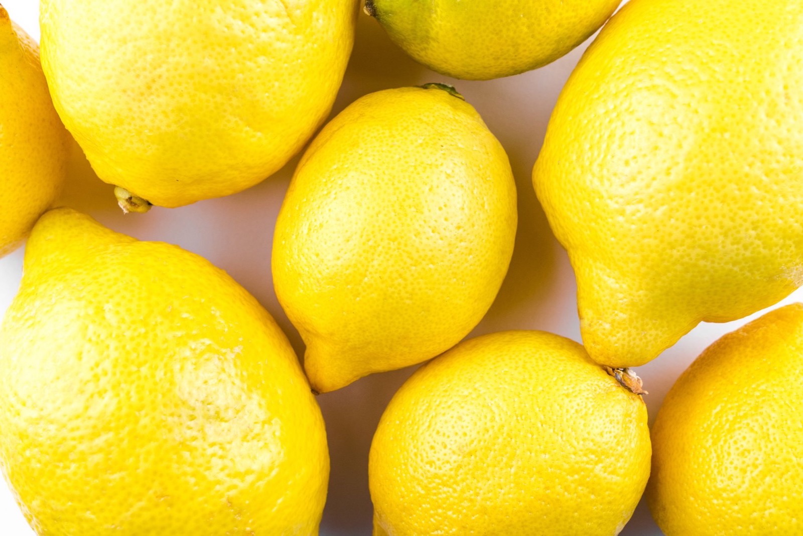 Tinh dầu vỏ chanh (Citrus Limon Peel Oil): nhạy sáng và dị ứng