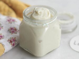 Cách làm kem dưỡng ẩm từ dầu hạnh nhân và bơ hạt mỡ